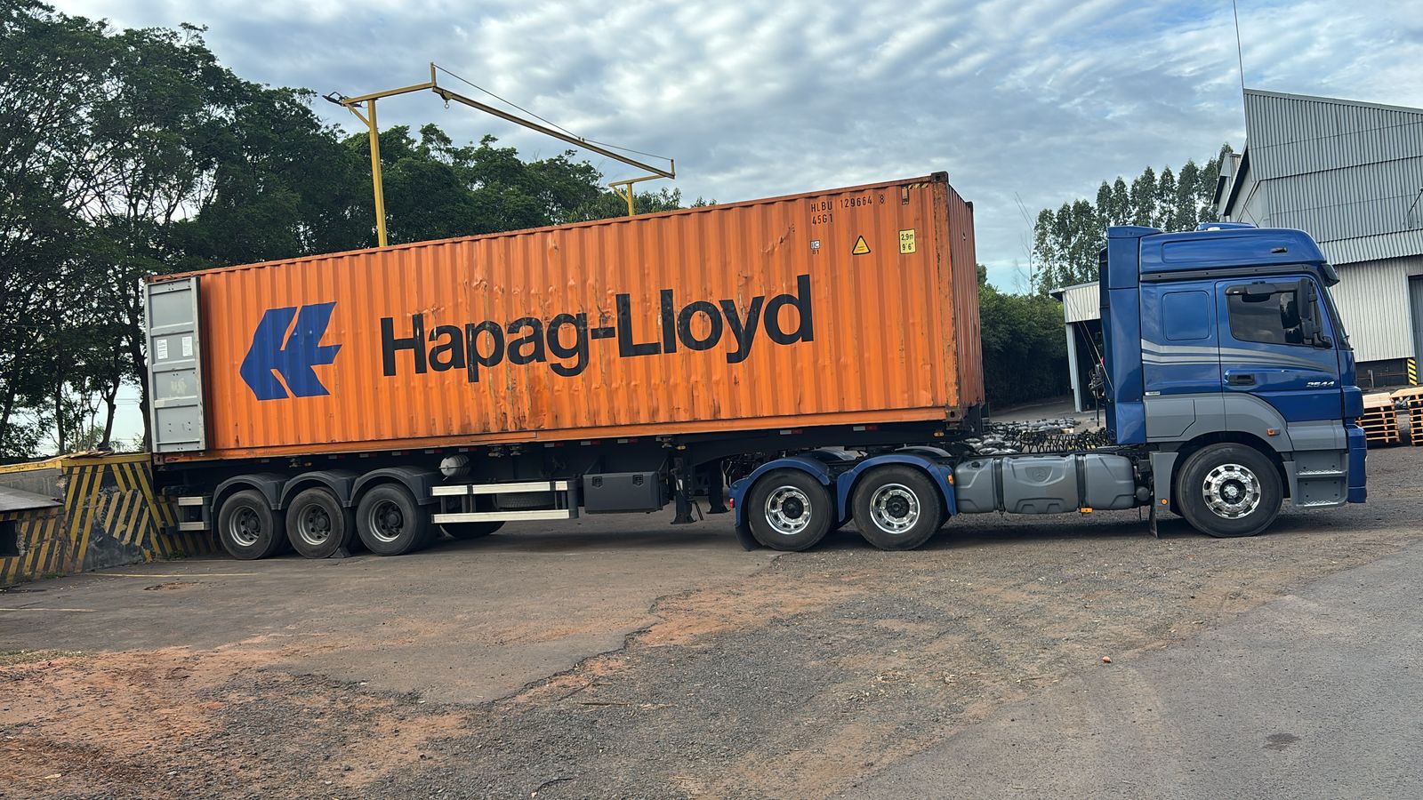 Caminhão Mercedes azul com contêiner Hapag-Lloyd